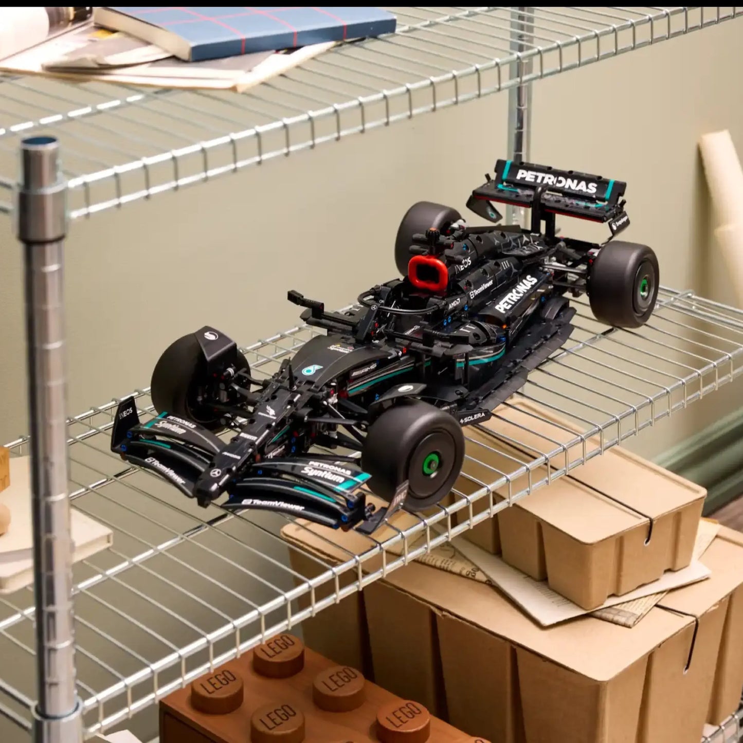 (80% OFF) F1 of SEVEN-TIME WORLD CHAMPION Lewis Hamilton (1642 pieces)