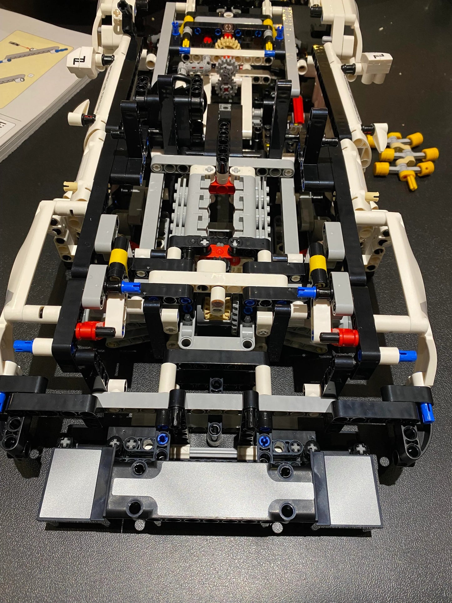 (80% OFF) With 6 Cylinder Boxer Engine and Opening Doors - Scale 1:10 - 1580 Pieces