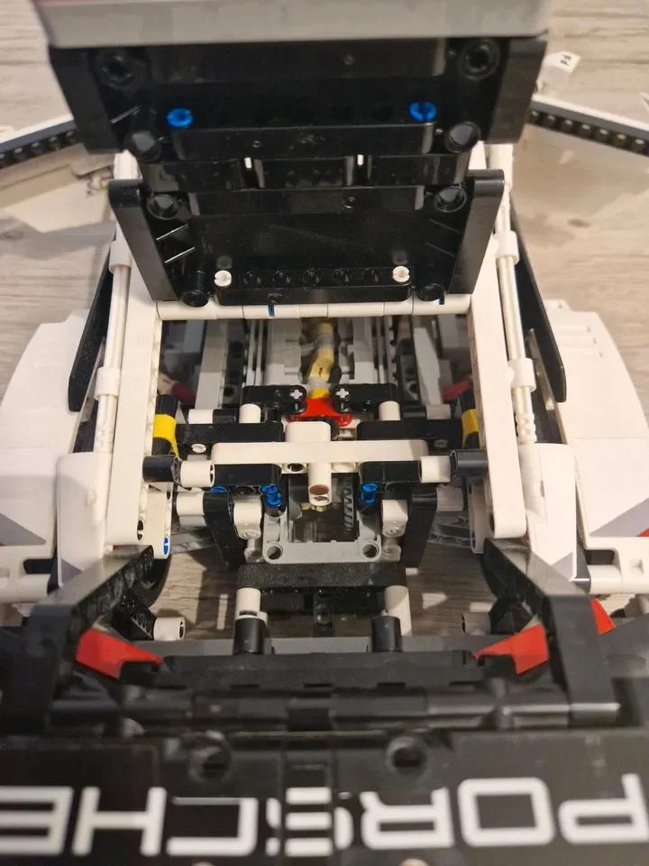 (80% OFF) With 6 Cylinder Boxer Engine and Opening Doors - Scale 1:10 - 1580 Pieces