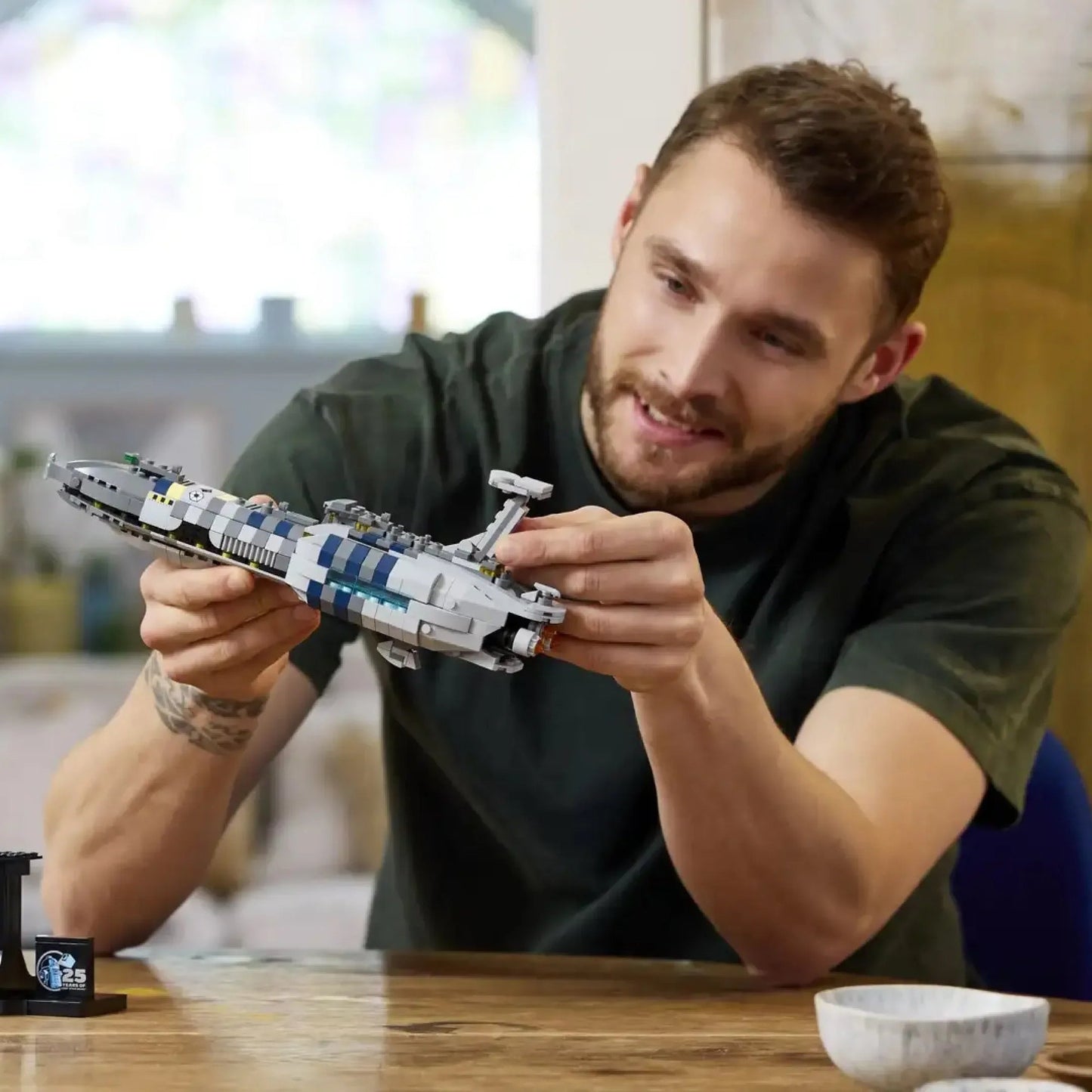 Invisible Hand (557 pieces)