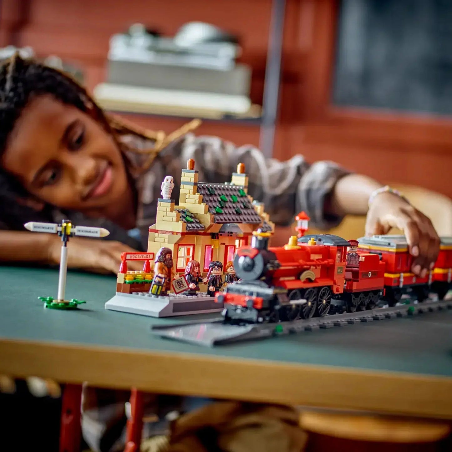 The Hogwarts Express and Hogsmeade Station (1074 pieces)